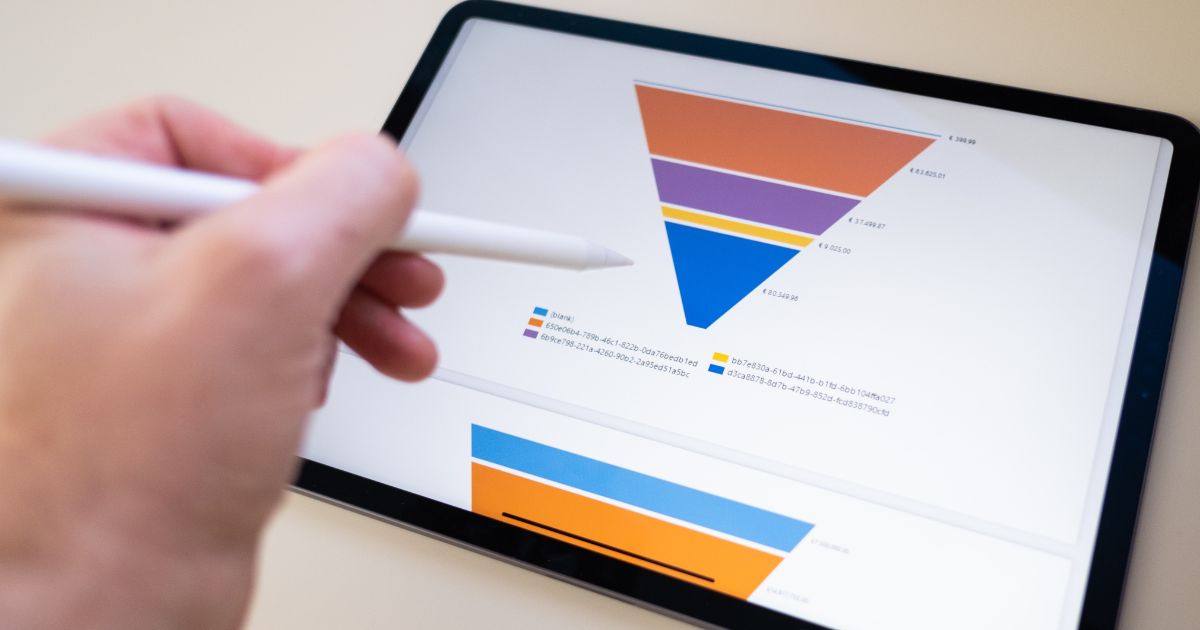 Empresario analizando un funnel de ventas en tablet con lápiz digital, revisando métricas de gestión comercial B2B